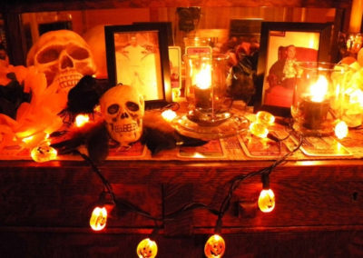 Oltář současné čarodějnice vystrojený na Halloween